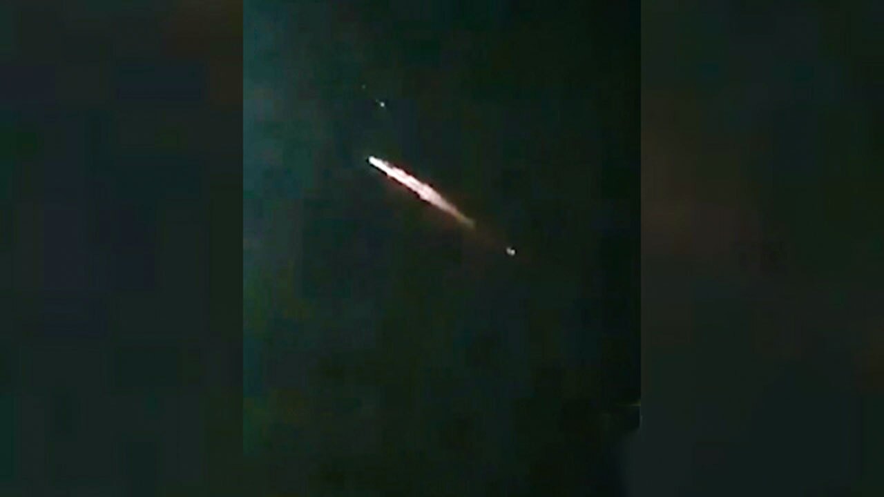 عبور نور مرموز در آسمان شب + فیلم