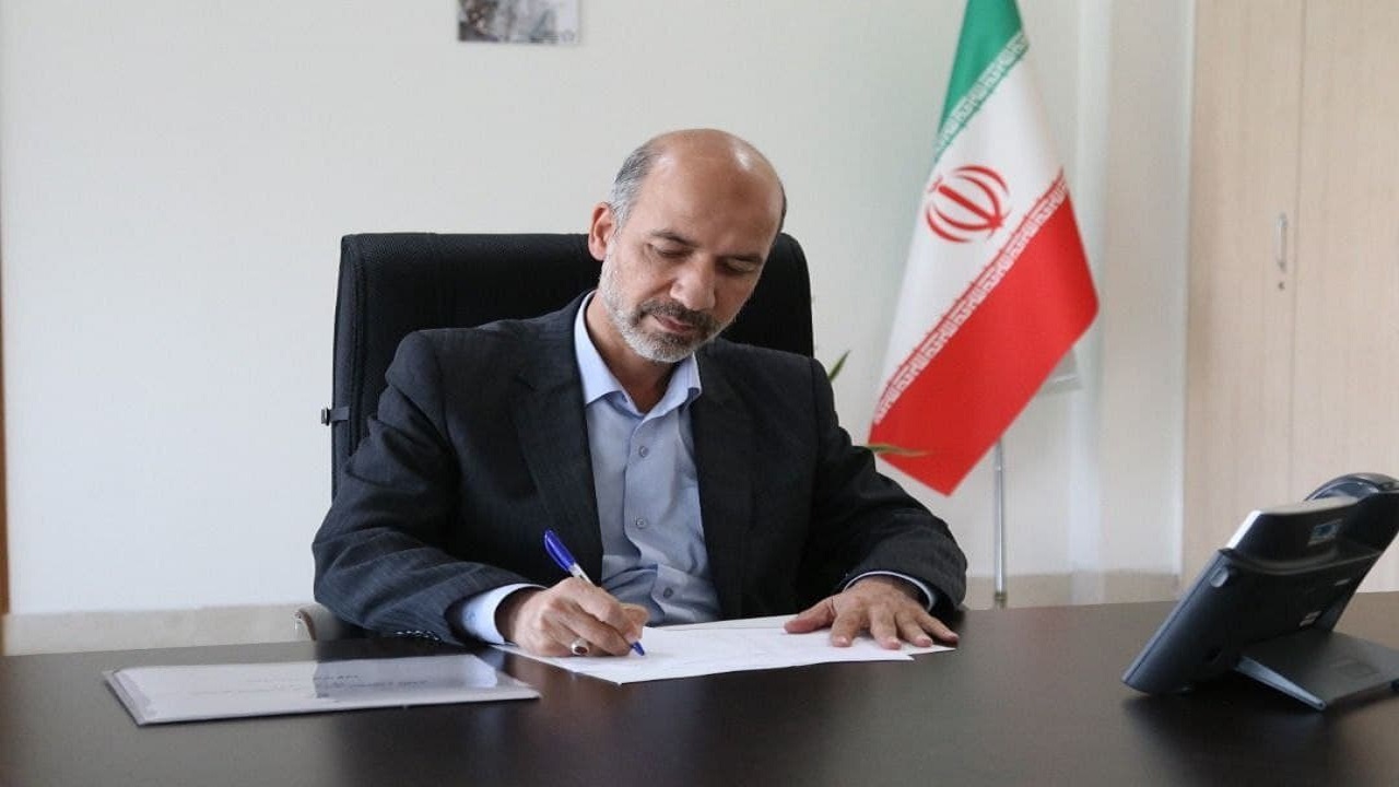 یک مشترک در سرمای زمستان آب استخر روباز خود را با برق گرم می‌کرد