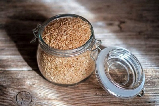 برنج قهوه&zwnj;ای دارای فیبر بیشتر و کالری کمتری است که با خوردن آن طولانی مدت احساس سیری و اشباع بودن می&zwnj;کنید. برنج قهوه&zwnj;ای سرشار از سبوس است و سبب کاهش میزان کلسترول خواهد شد.