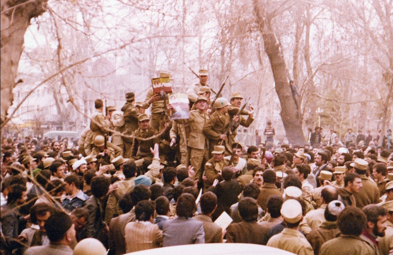 تصاویری ماندگار از پیوستن ارتش به نیرو&zwnj;های انقلابی در مشهد