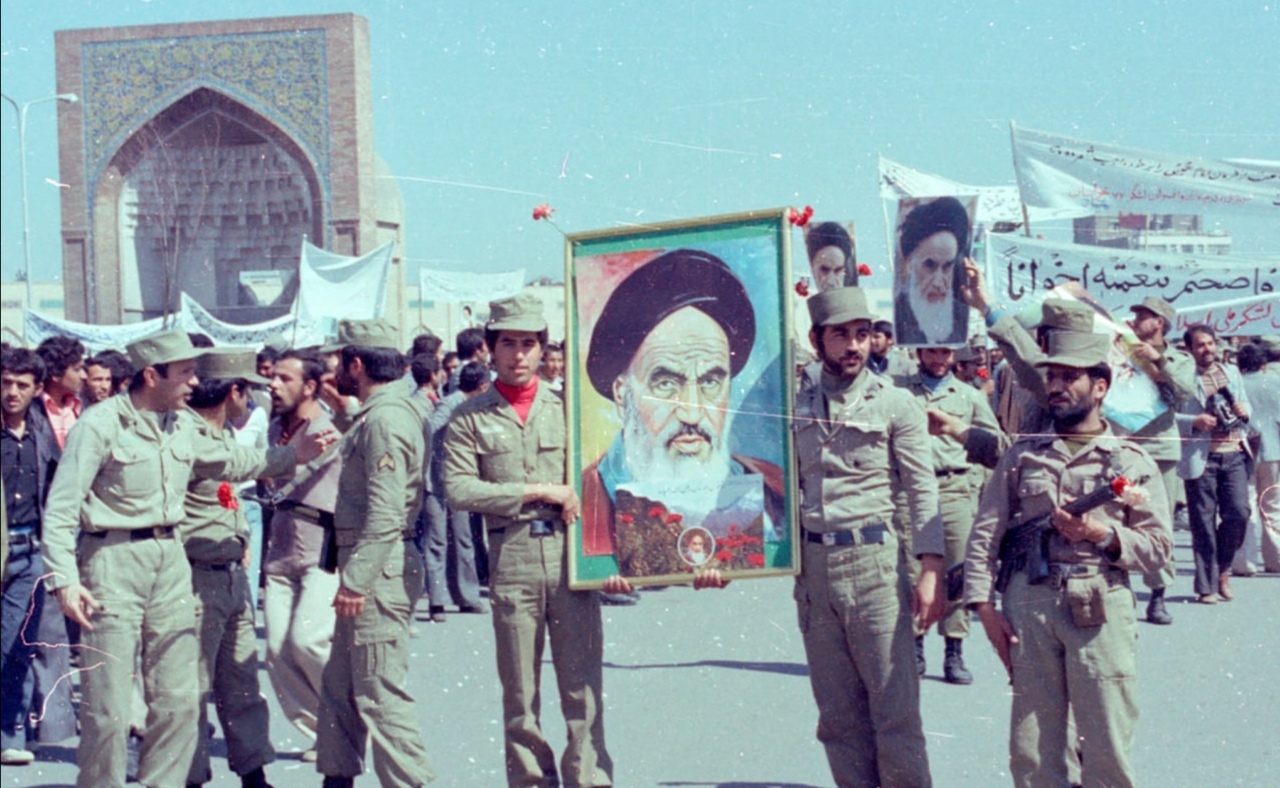 تصاویری ماندگار از پیوستن ارتش به نیرو&zwnj;های انقلابی در مشهد