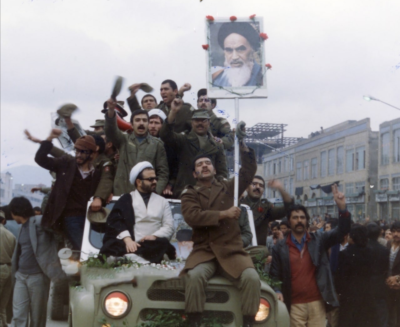 تصاویری ماندگار از پیوستن ارتش به نیرو&zwnj;های انقلابی در مشهد