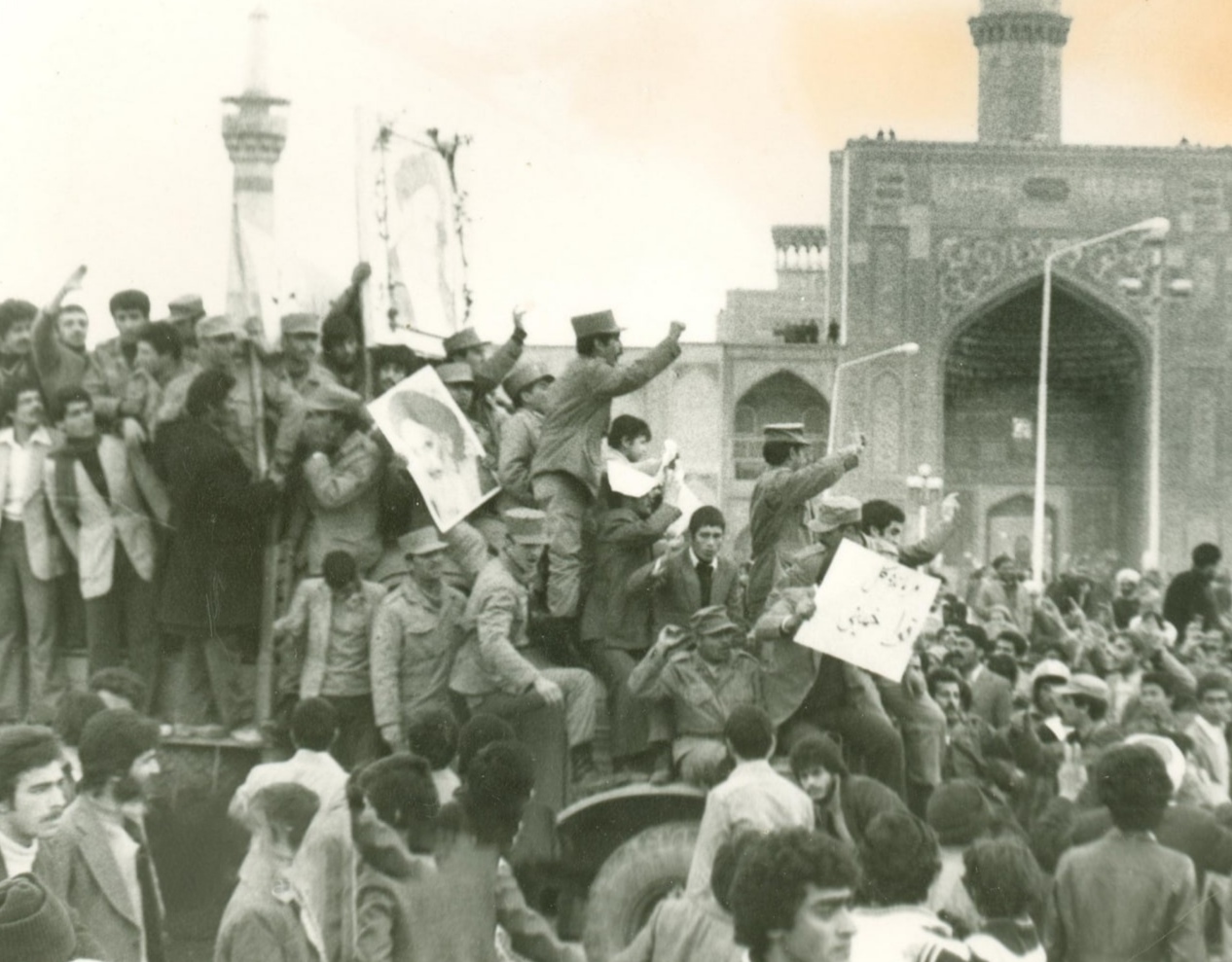 تصاویری ماندگار از پیوستن ارتش به نیرو&zwnj;های انقلابی در مشهد