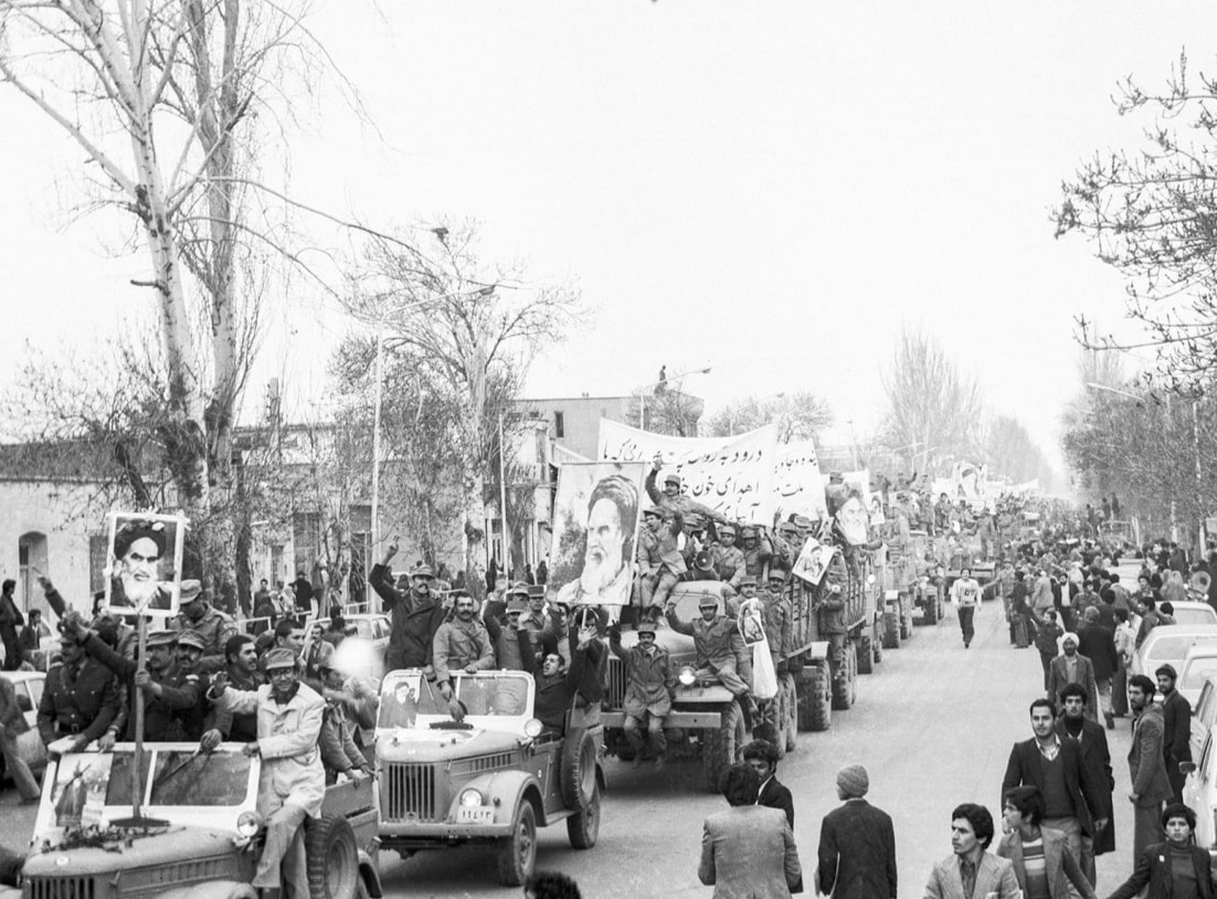 تصاویری ماندگار از پیوستن ارتش به نیرو&zwnj;های انقلابی در مشهد