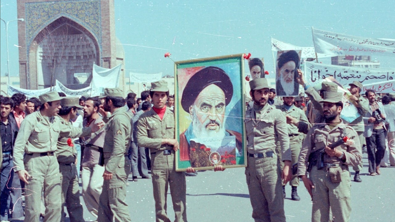روزی که نیروهای ارتش شاه، عکس امام خمینی(ره) را در دست داشتند+تصاویر