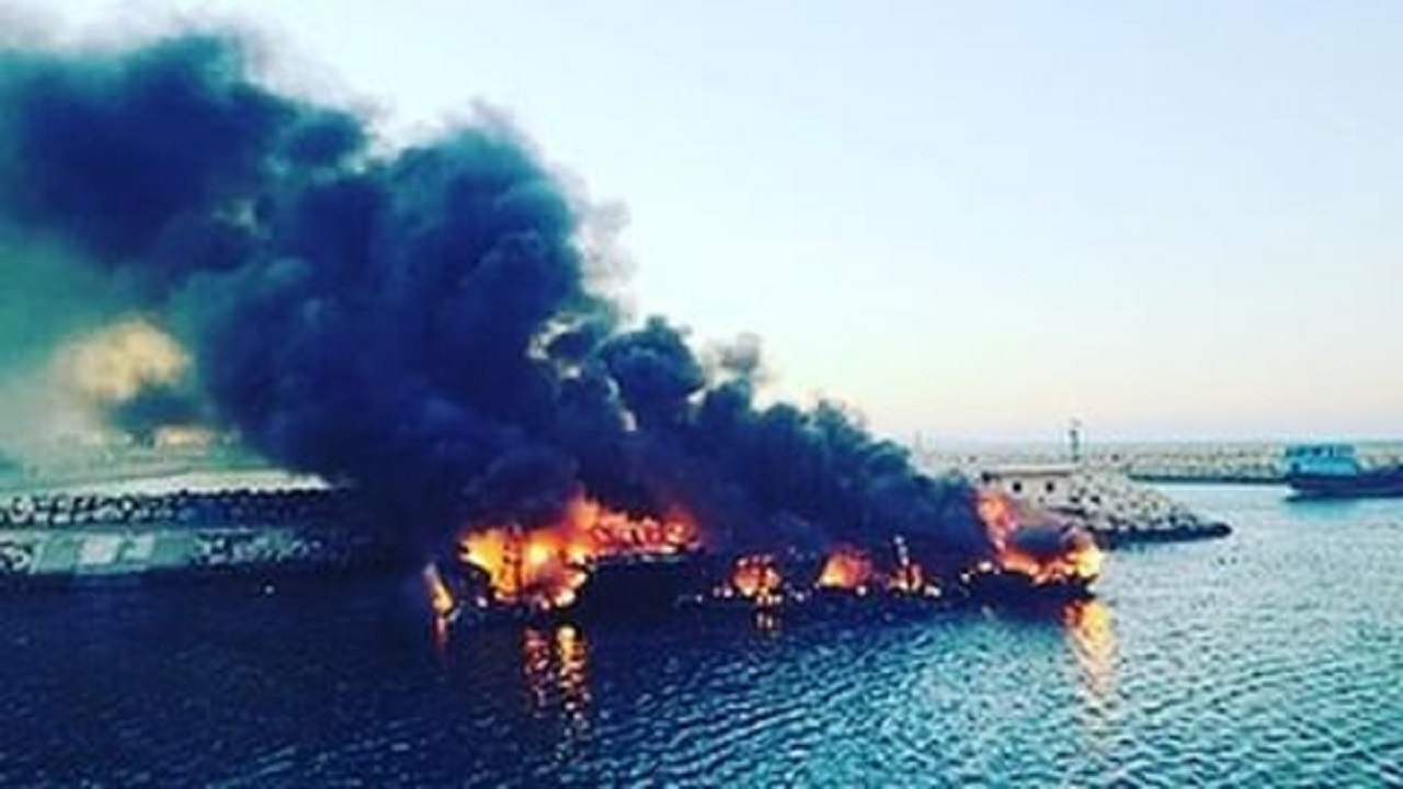 ۷ فروند لنج در نخل تقی آتش گرفت