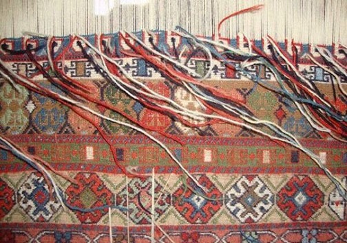 زخم بیمه روی دست قالیبافان زخم بیمه روی دست قالیبافان