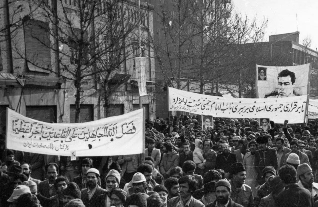 تصاویری از آخرین مبارزات مردم انقلابی مشهد در بهمن ۱۳۵۷+فیلم