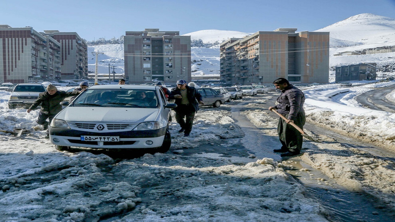 تداوم خدمات‌رسانی به سیلزدگان مورموری همزمان با بارش برف و یخبندان