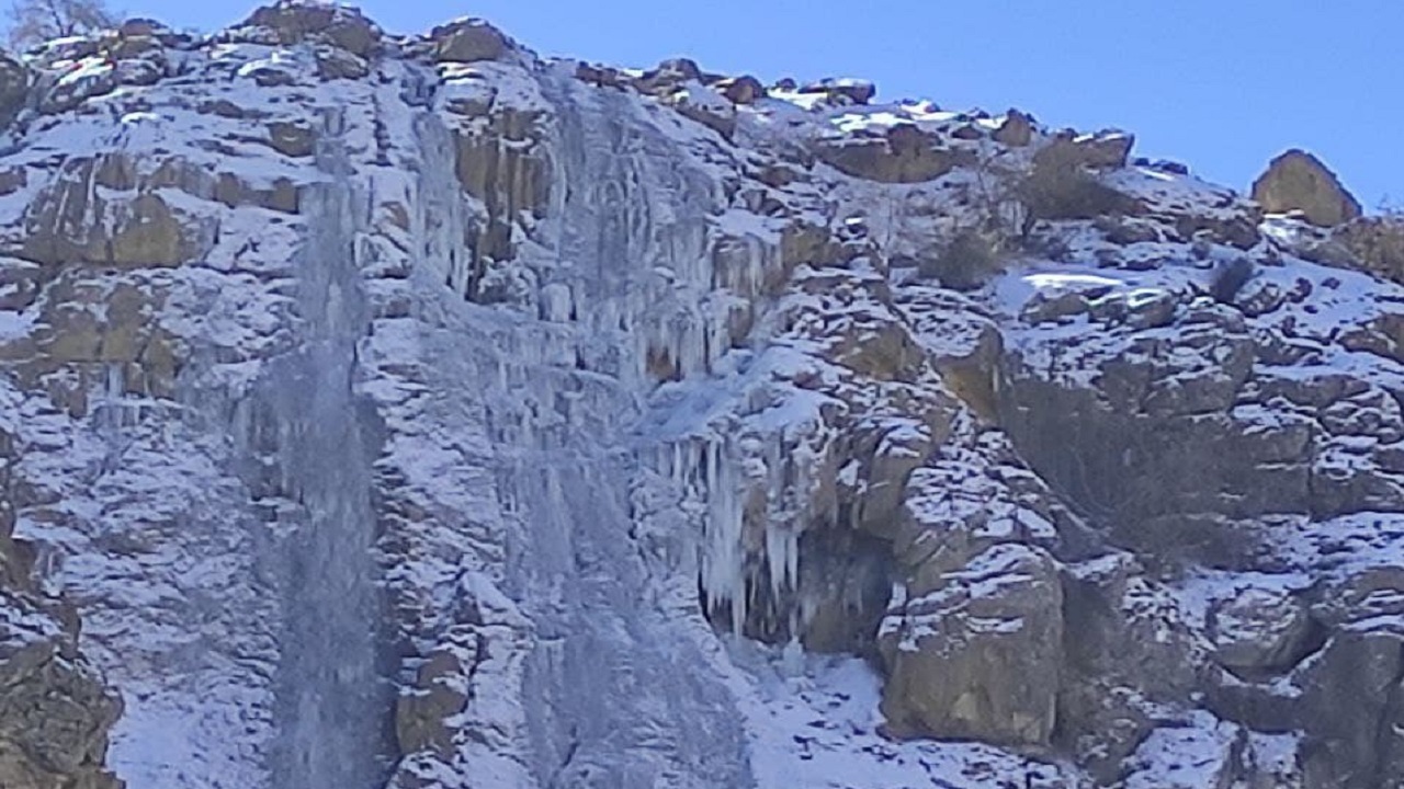 یخ زدن آبشار پیرغار در دومین روز از بهمن ماه