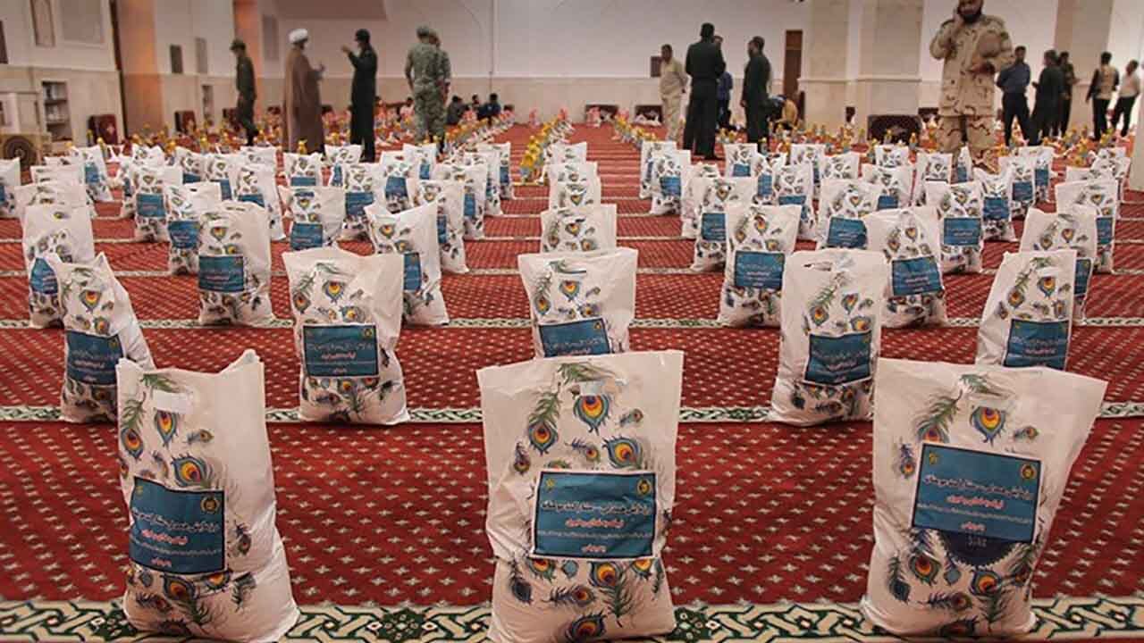 توزیع بسته های معیشتی بین سیل زدگان شرق هرمزگان