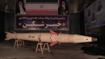 رونمایی از موشک دوربرد نقطه‌زن خیبرشکن سپاه پاسداران