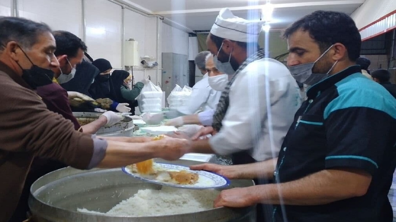 ۹۰۰ پرس غذای گرم بین نیازمندان مناطق عشایری سراوان توزیع شد