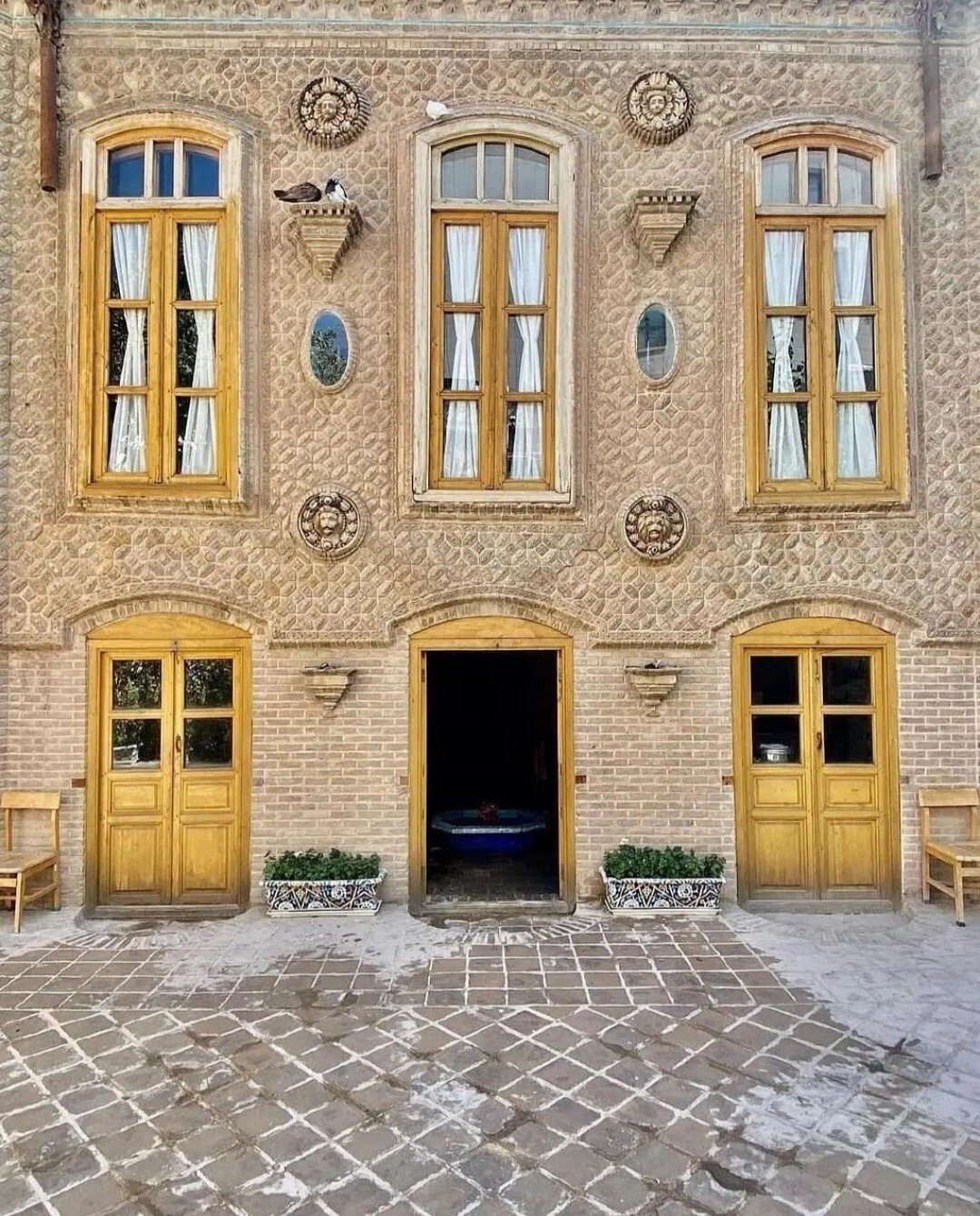 عمارتی به وسعت تاریخ در مشهد عمارتی به وسعت تاریخ در قلب مشهد + عکس