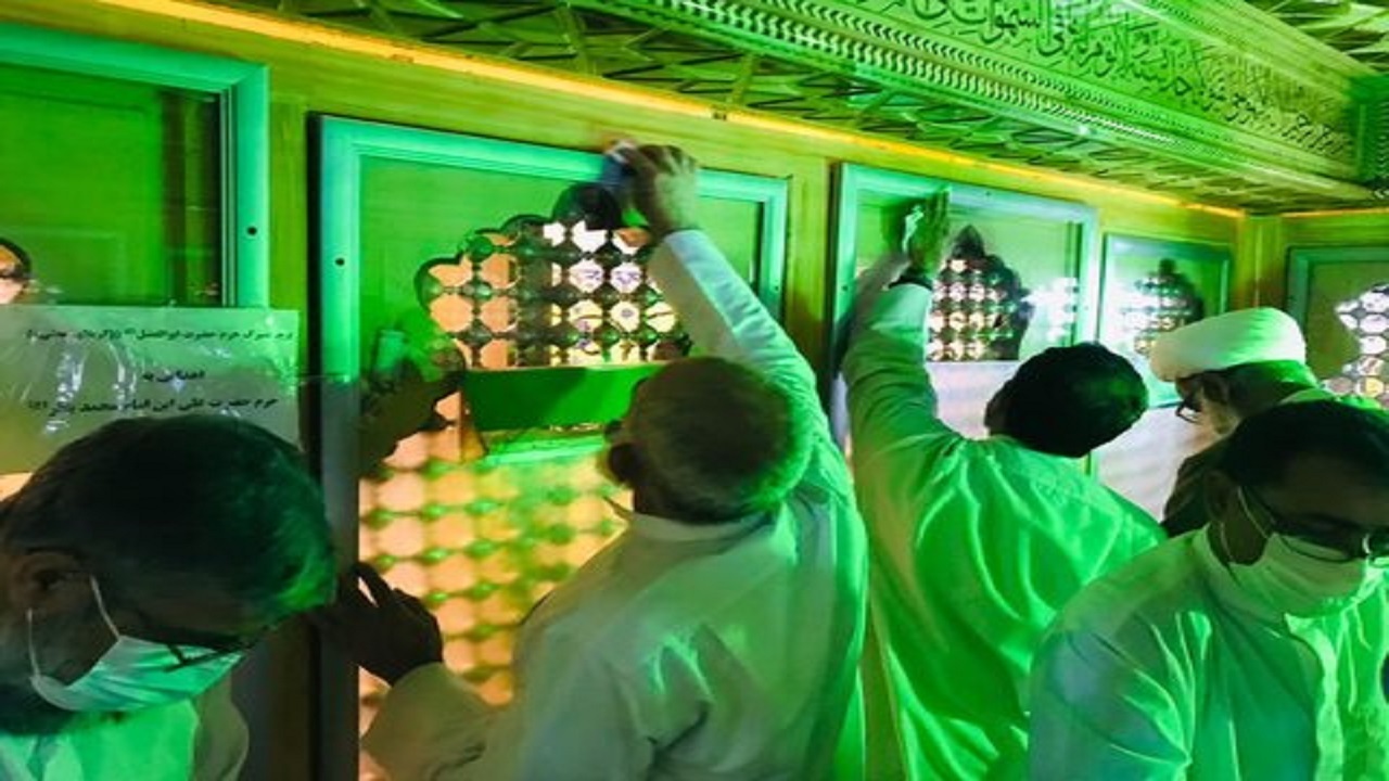 ضریح مطهر علی بن محمد باقر(ع) غبار روبی شد