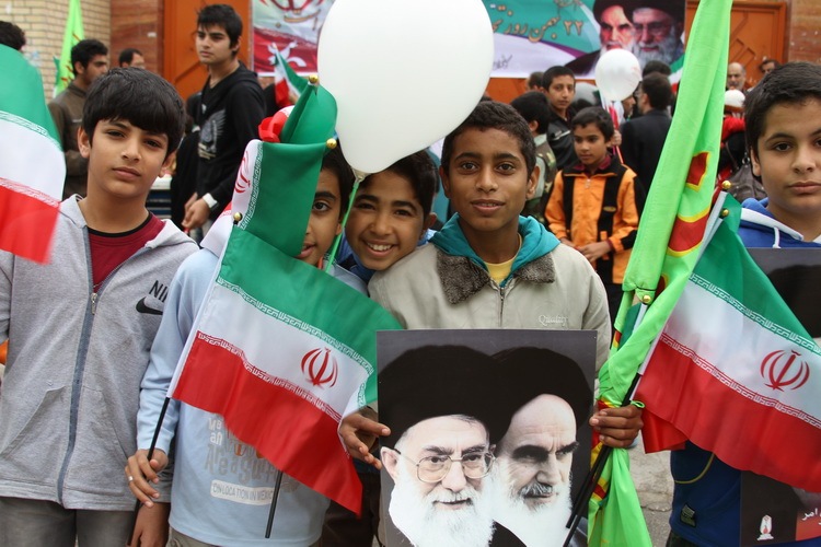 پسران در جشن انقلاب اسلامی پسران در جشن انقلاب اسلامی