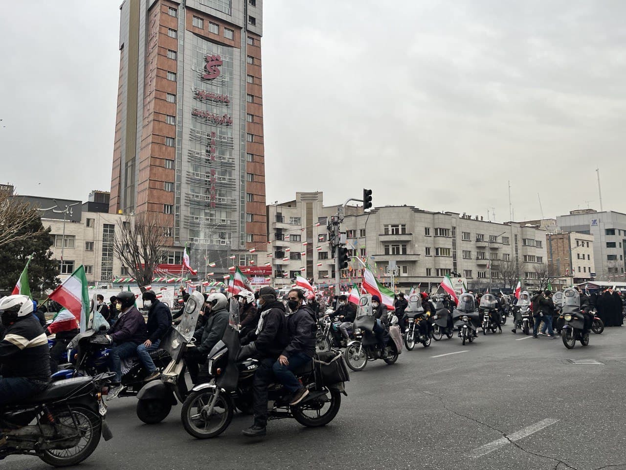 راهپیمایی ۲۲ بهمن در سراسر کشور در حال برگزاری است