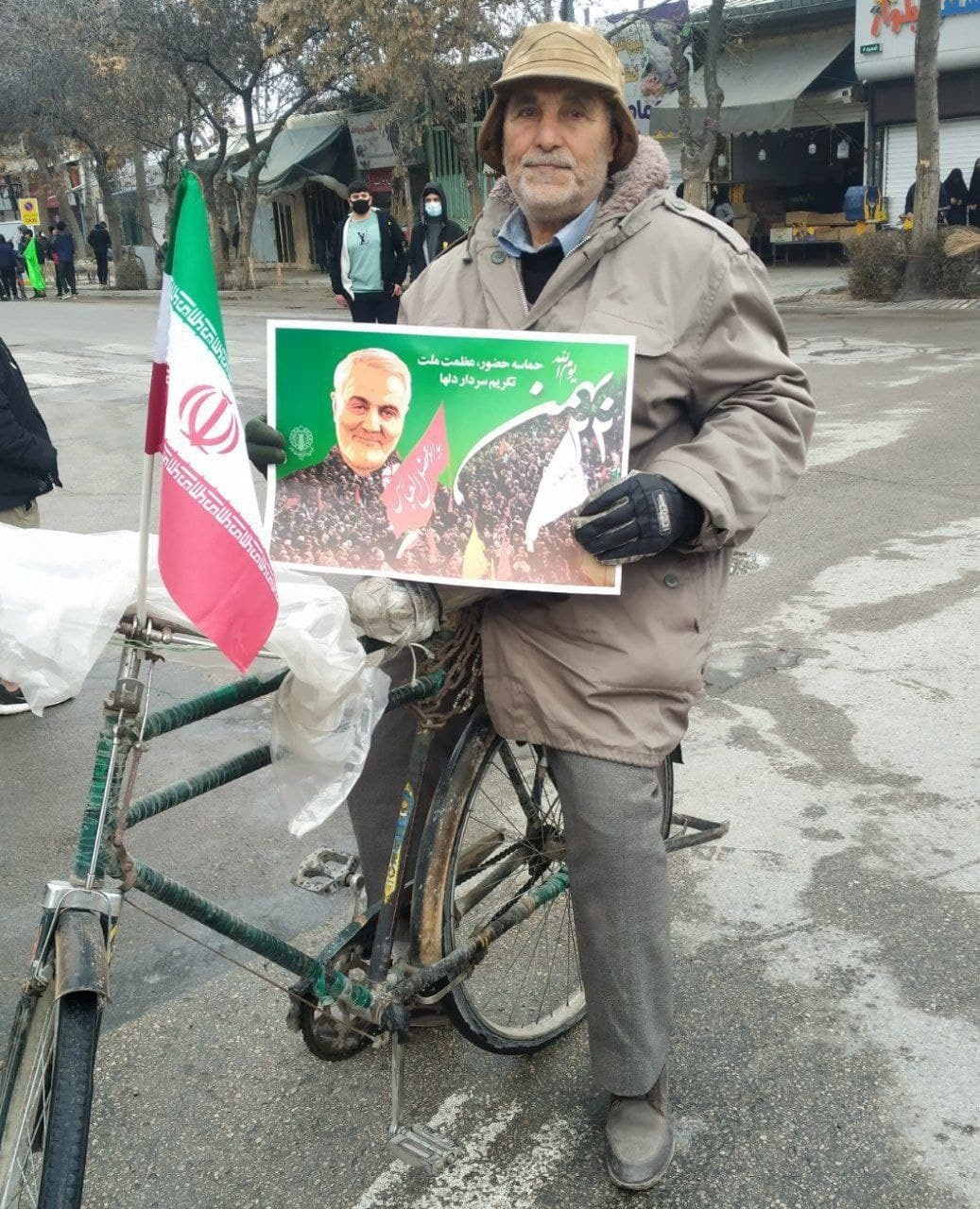 پیرمرد در راهپیمایی