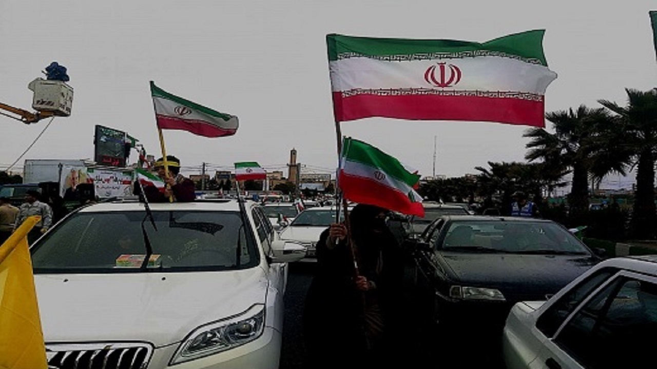 جلوه‌هایی از حضور پرشور مردم قم در راهپیمایی خودرویی ۲۲ بهمن+ تصاویر