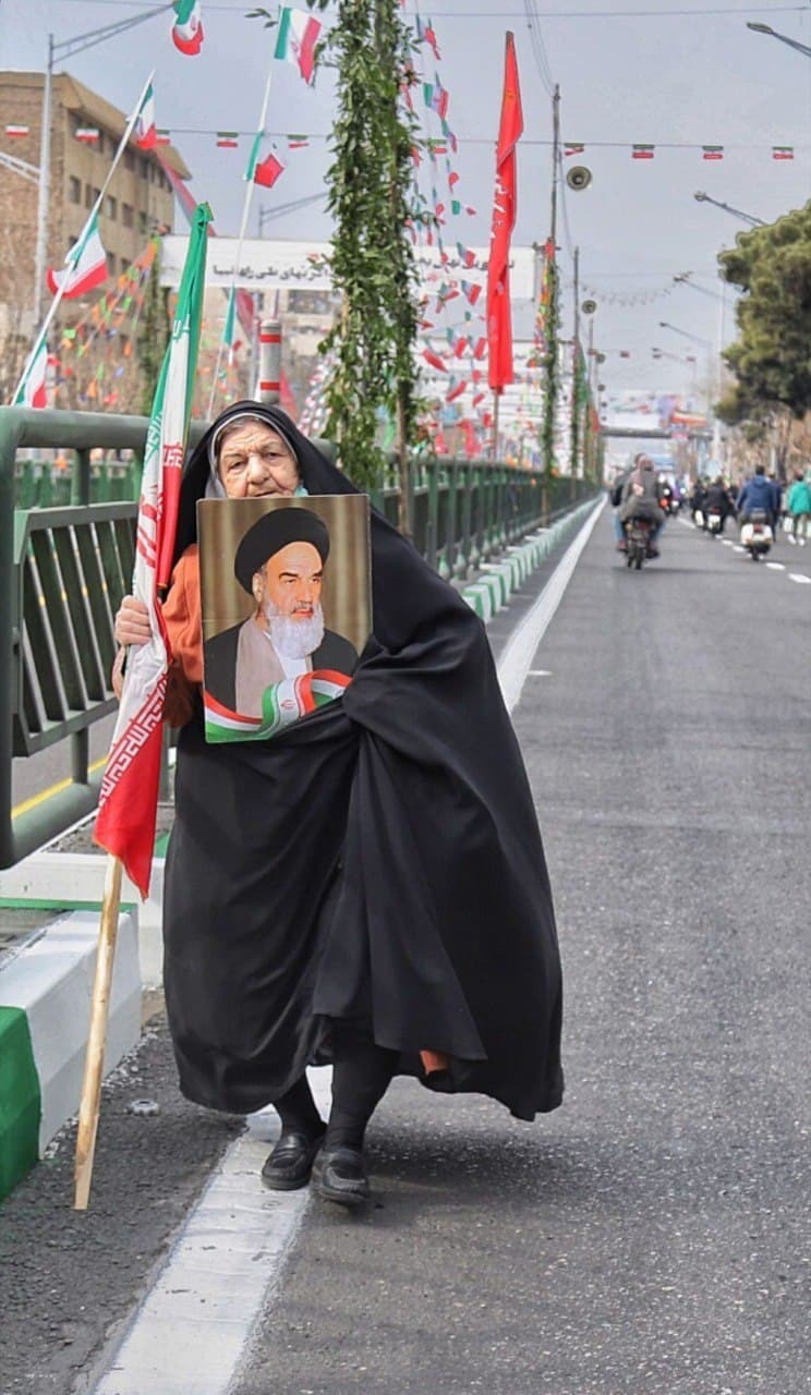 حضور پیرزنی در راهپیمایی