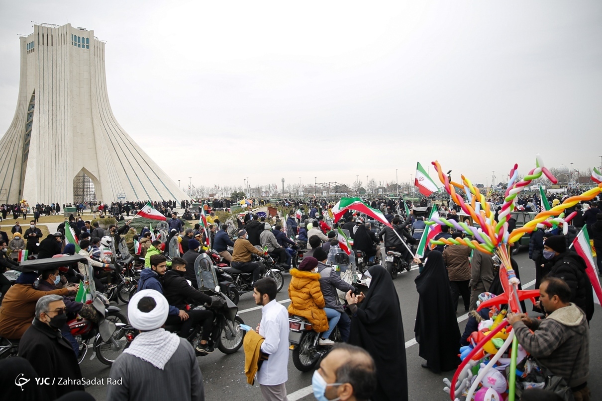 مردم ایران چهل و سومین سالگرد پیروزی انقلاب را جشن گرفتند + فیلم و تصاویر