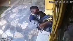 سرقت تلفن همراه یک پیرزن در مترو + فیلم