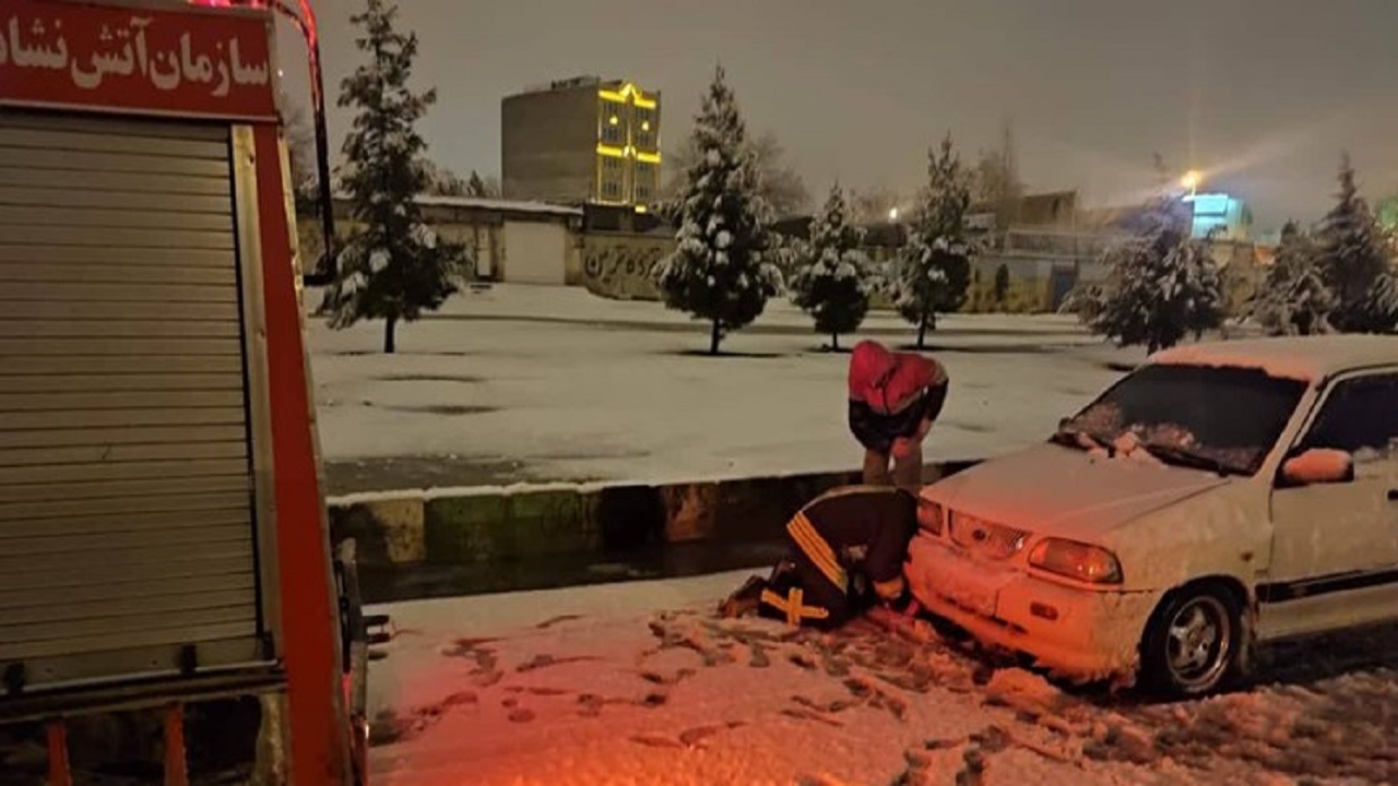 یدک کشی ۴۵ خودرو گرفتار در برف