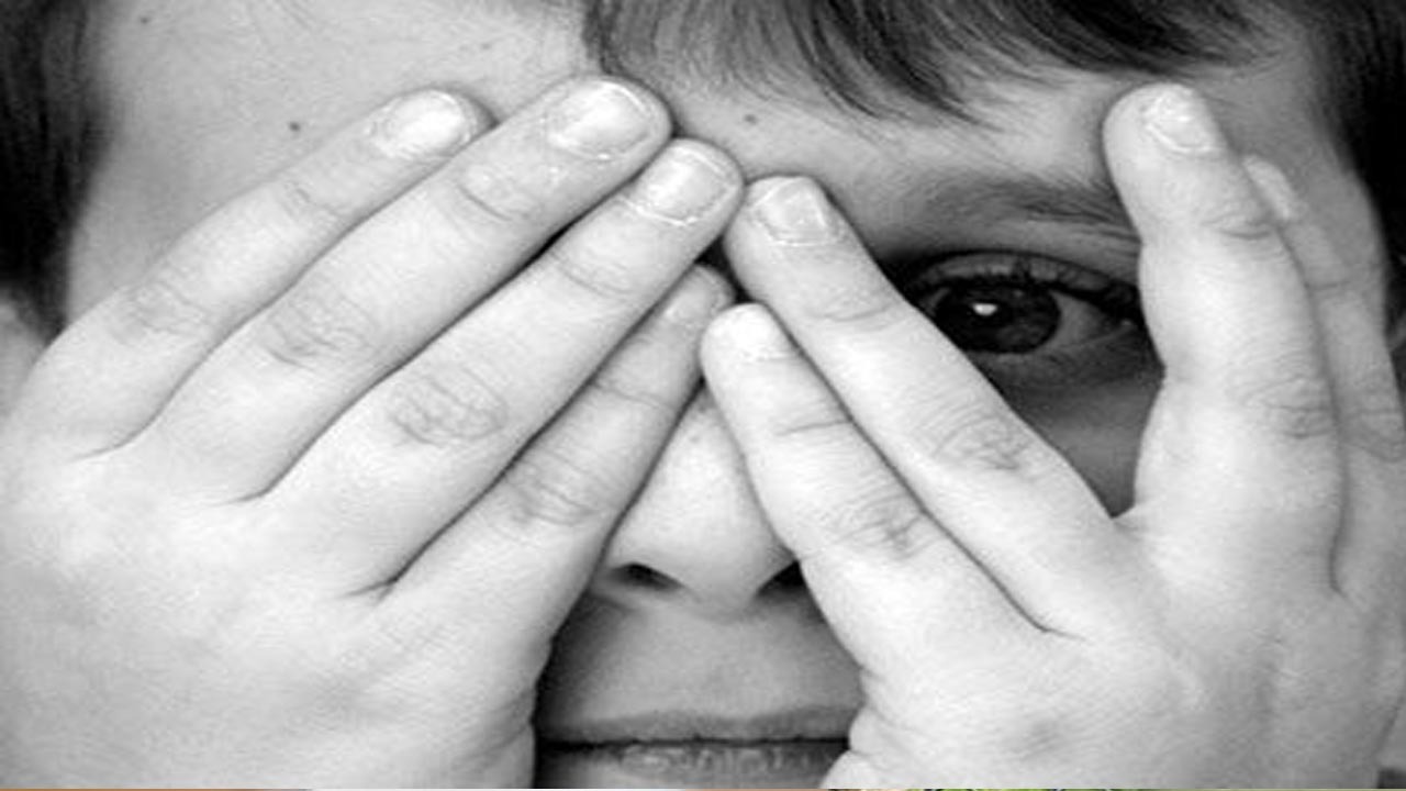 چگونه به کودک آسیب‌دیده از صحنه زورگیری آرامش دهیم؟