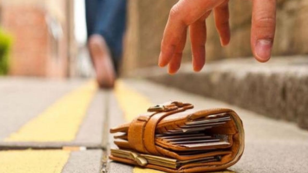 روزی که بابای مدرسه یک کیف پُر از تراول پیدا کرد + عکس