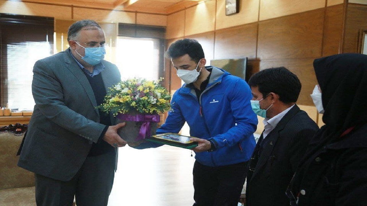 تجلیل استاندار قزوین از قهرمان یخ نوردی جهان