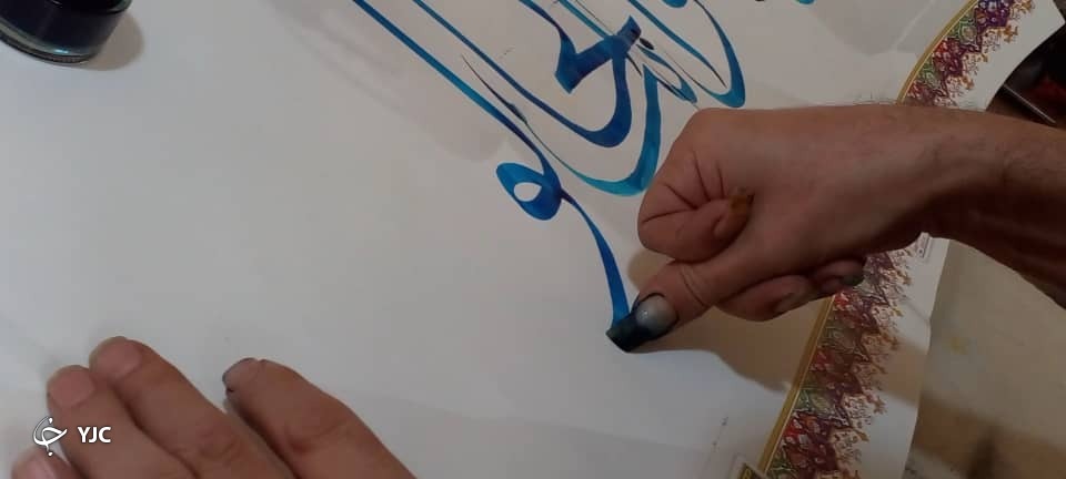 خلق اثر خوشنویسی با ناخن انگشت شست به مناسبت میلاد حضرت علی (ع) 