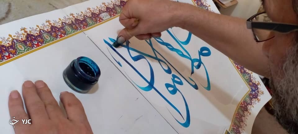 خلق اثر خوشنویسی با ناخن انگشت شست