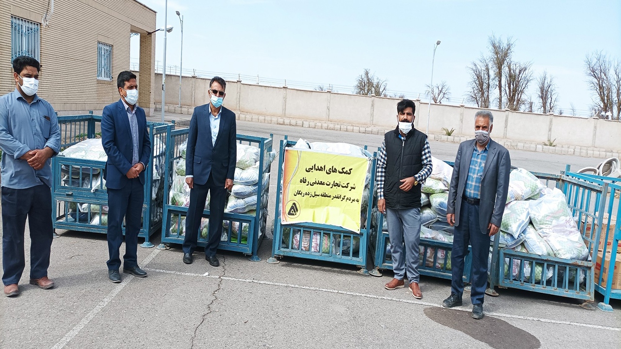 توزیع ۳۰۰بسته معیشتی در بین سیل زدگان ریگانی