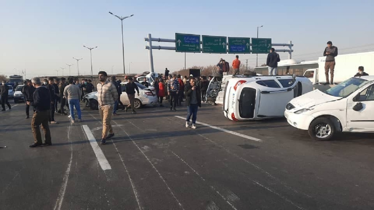 واژگونی خودروهای صفر در بزرگراه آزادگان
