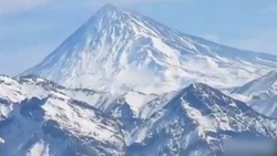 پرش هیجان انگیز از قله ۴۵۰۰ متری در آلپ + فیلم