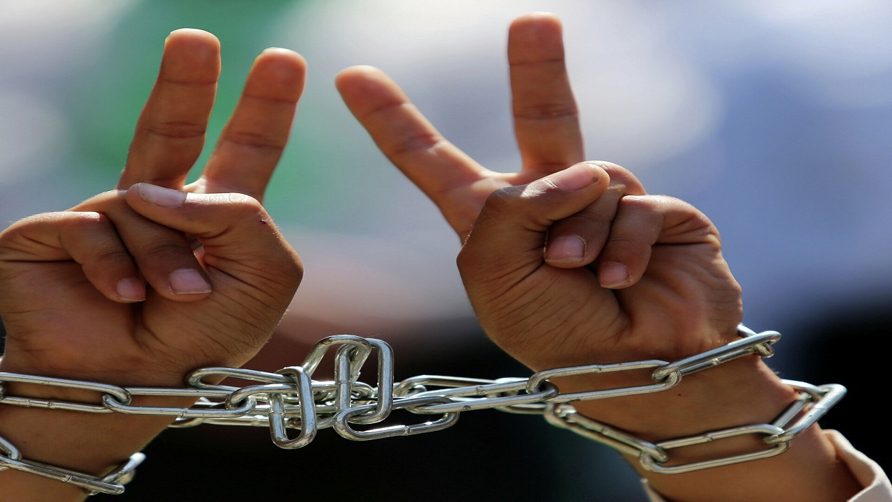 افسر صهیونیستی زیر چک و لگد اسیر فلسطینی+ فیلم