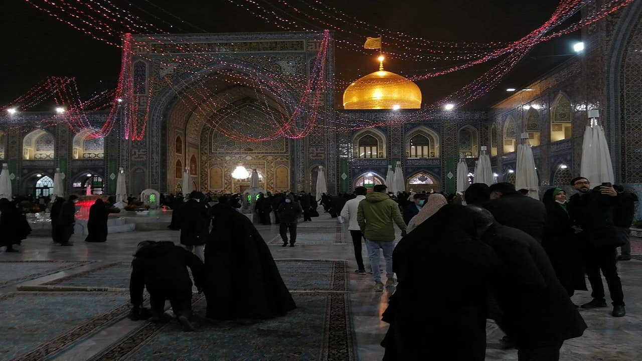 حال و هوای نورانی حرم مطهر رضوی در شب میلاد مولای متقیان +تصاویر
