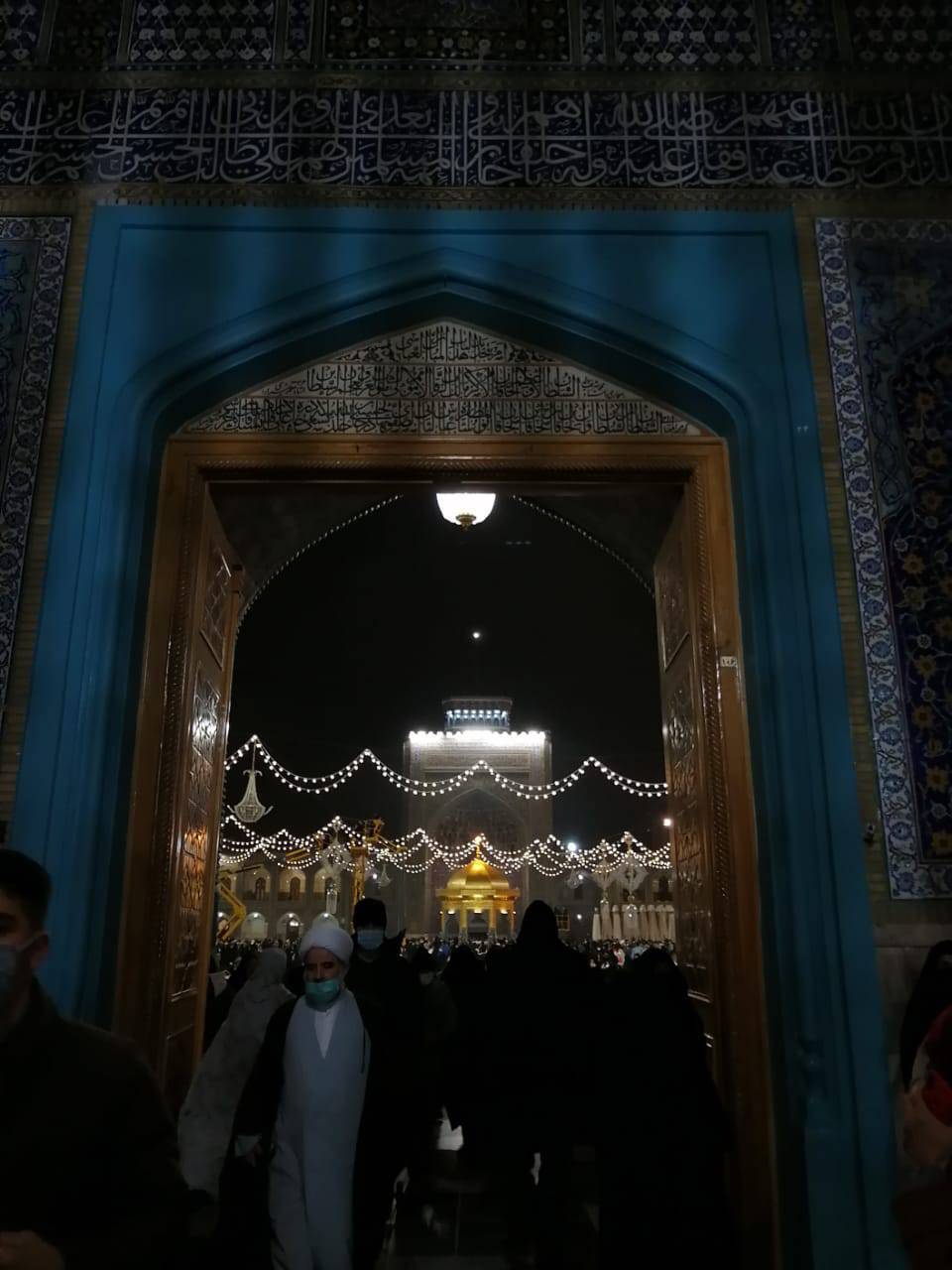 حال و هوای نورانی حرم مطهر رضوی در شب میلاد مولای متقیان +تصاویر