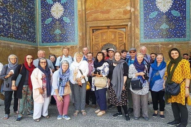 با گردشگر خارجی 