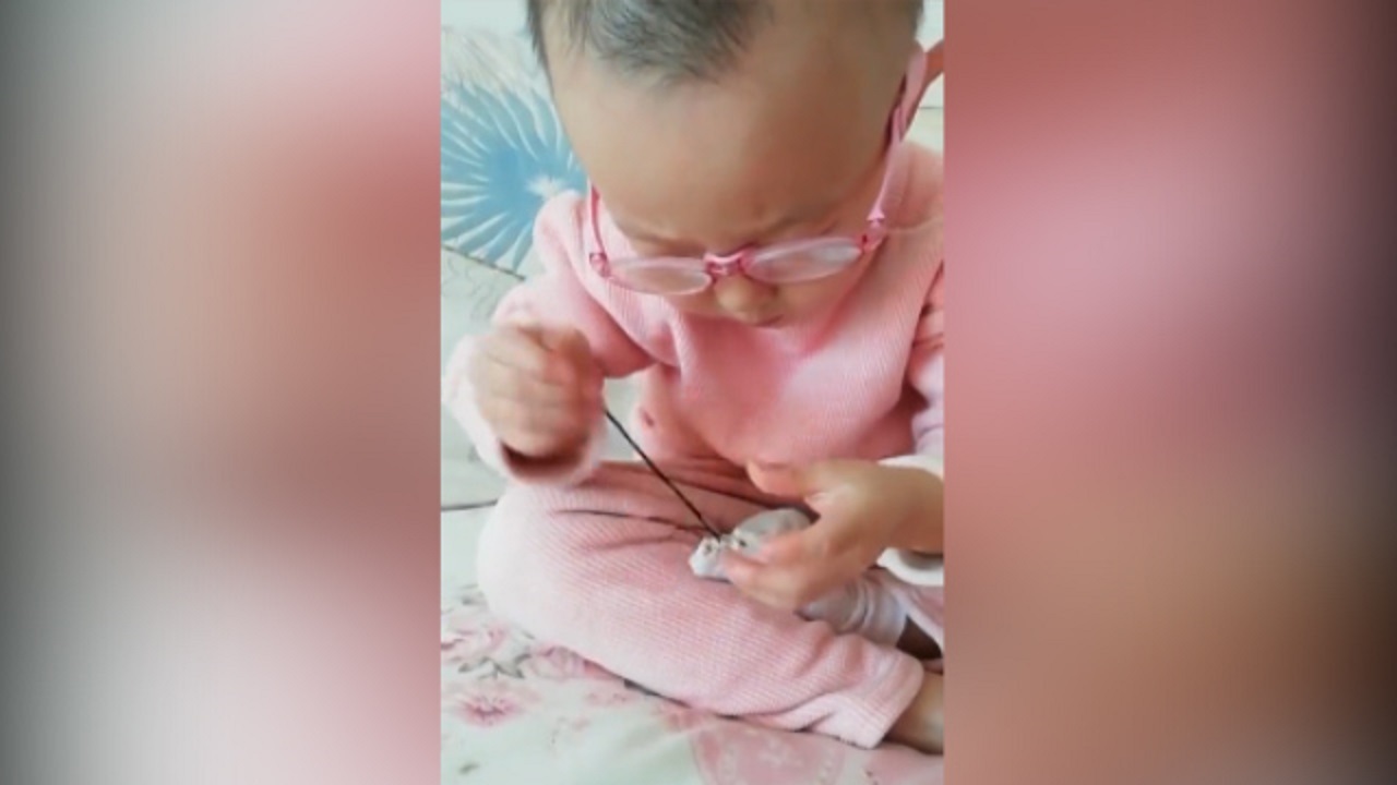 دقت کودک چینی در دوختن جورابش + فیلم