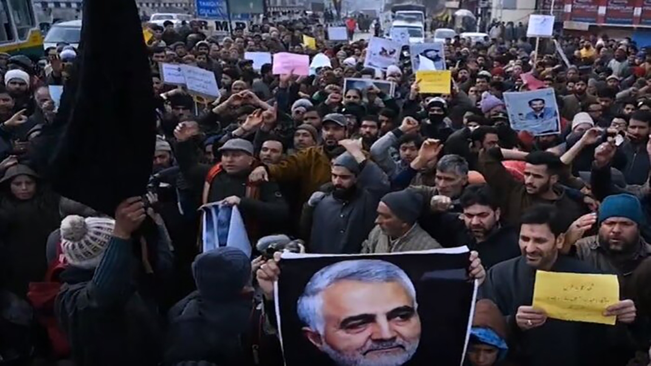 ابراز علاقه هندی‌ها به رهبر انقلاب و شهید سلیمانی + فیلم