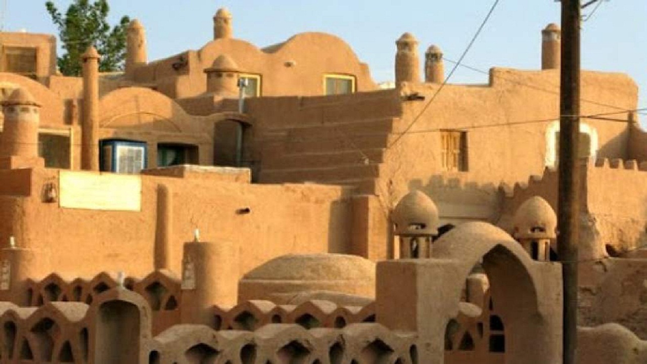 بافت تاریخی روستای بیابانک در کویر احیا شود