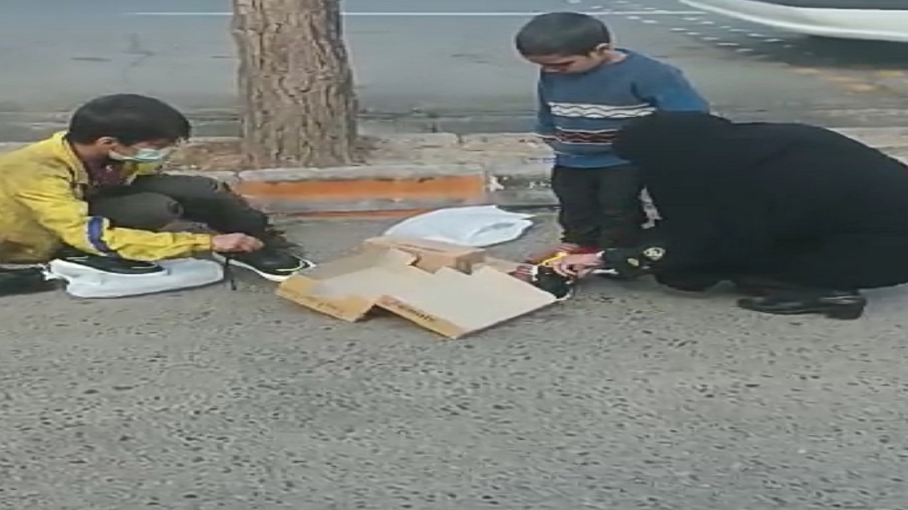 وقتی پلیس دل ۲ کودک کار را شاد می‌کند