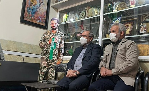 حضور وزیر بهداشت در منزل شهید حججی
