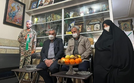 حضور وزیر بهداشت در منزل شهید حججی