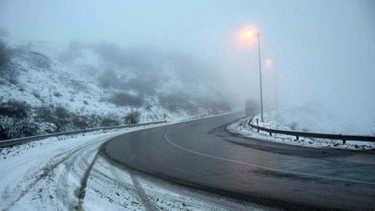 بارش برف و باران در جاده‌های کوهستانی شمال