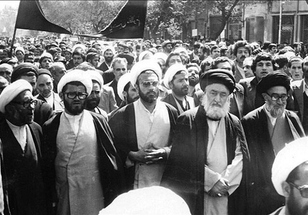 سرمقاله&zwnj;ای که به قلم شخصیتی خیالی به اسم احمد رشیدی مطلق در روزنامه اطلاعات چاپ شد و با جملاتی توهین&zwnj;آمیز سید روح&zwnj;الله موسوی خمینی، محترم&zwnj;ترین فقیه، مجتهد و عالم سیاسی شیعه را بازیچه دست استعمار روس و انگلیس معرفی کرد.