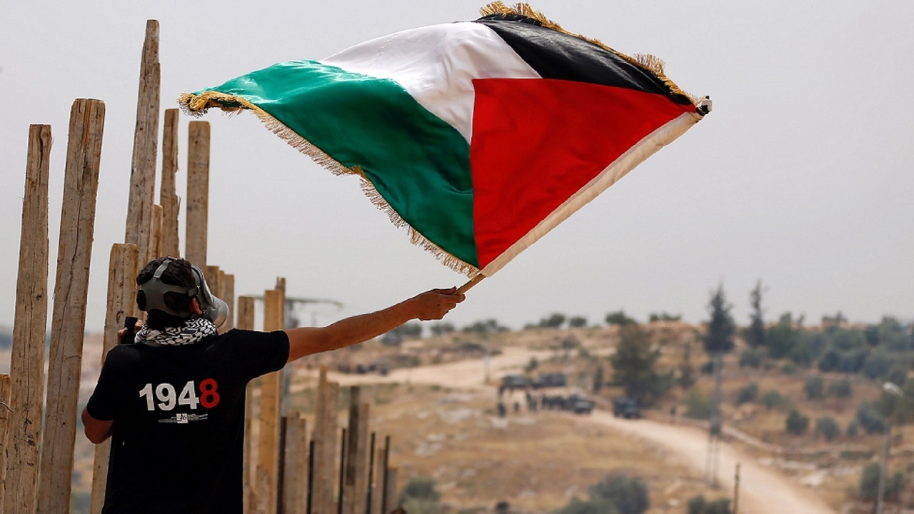 خلاقیت جوانان فلسطینى در پرتاب گاز اشک‌آور به سمت نظامیان صهیونیست + فیلم