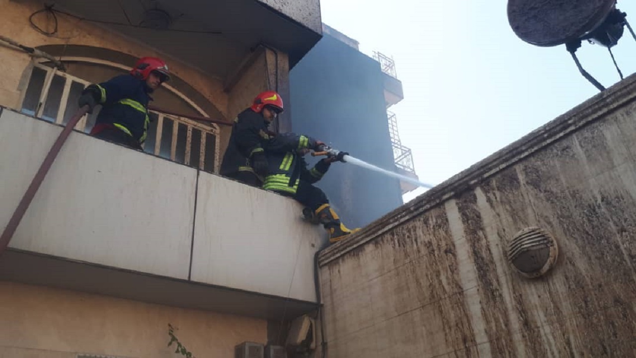 مصدوم شدن ۲ آتش نشان در آتش سوزی مجتمع مسکونی ۵ طبقه