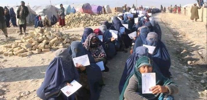 یک بازرگان در بلخ به بیش از ۵۰۰ خانواده مواد غذایی توزیع کرد